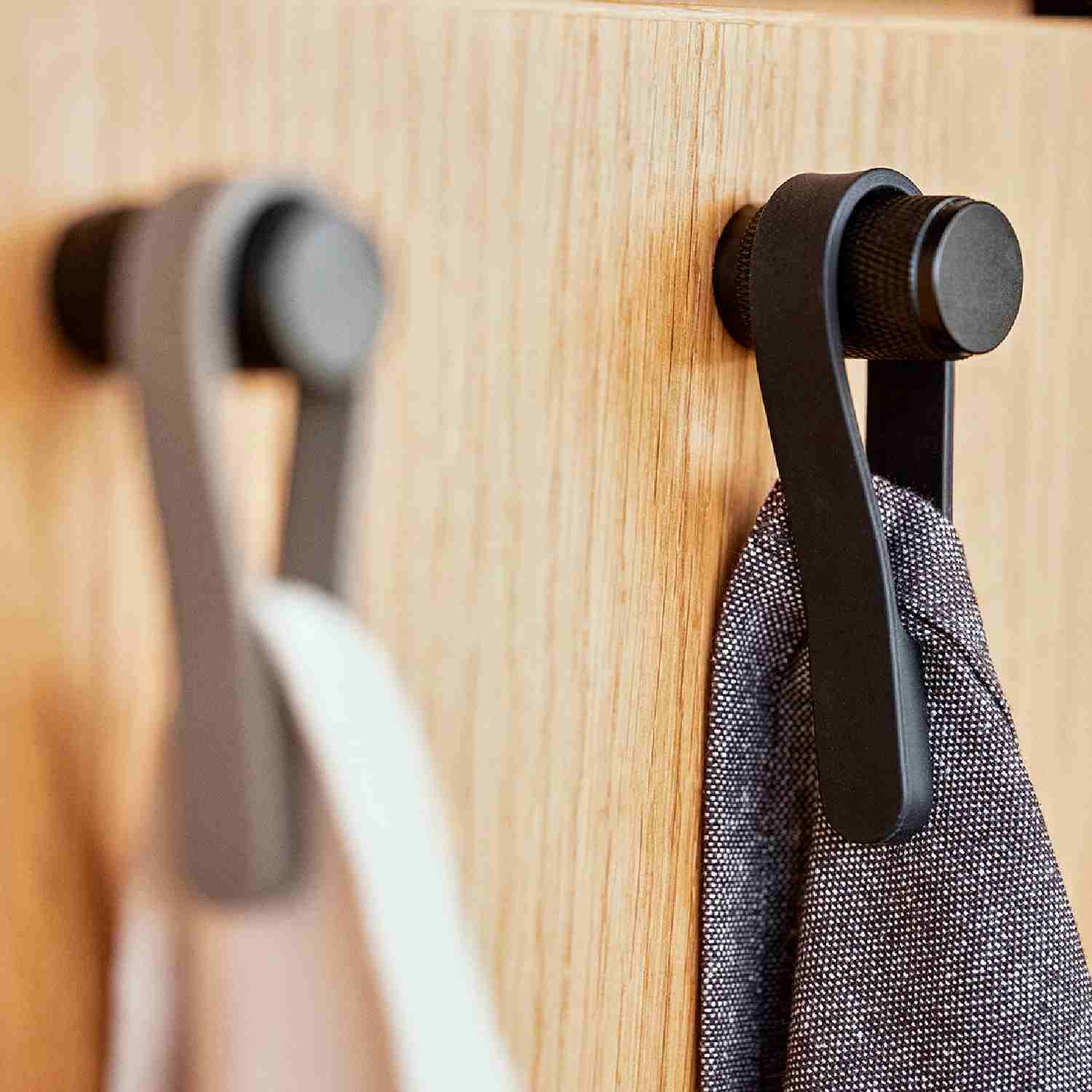 Kabliukas ranksluosciui su magnetais juodas Kabliukas rankšluosčiui su magnetais Loop, du vnt