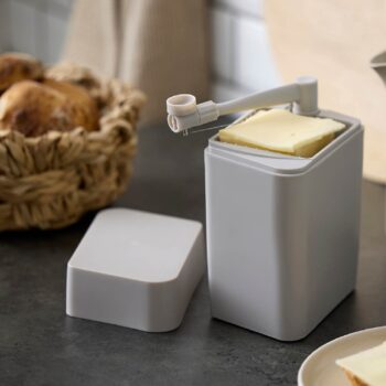 Sūrio dėžutė su pjaustykle Rosti humus, interjere