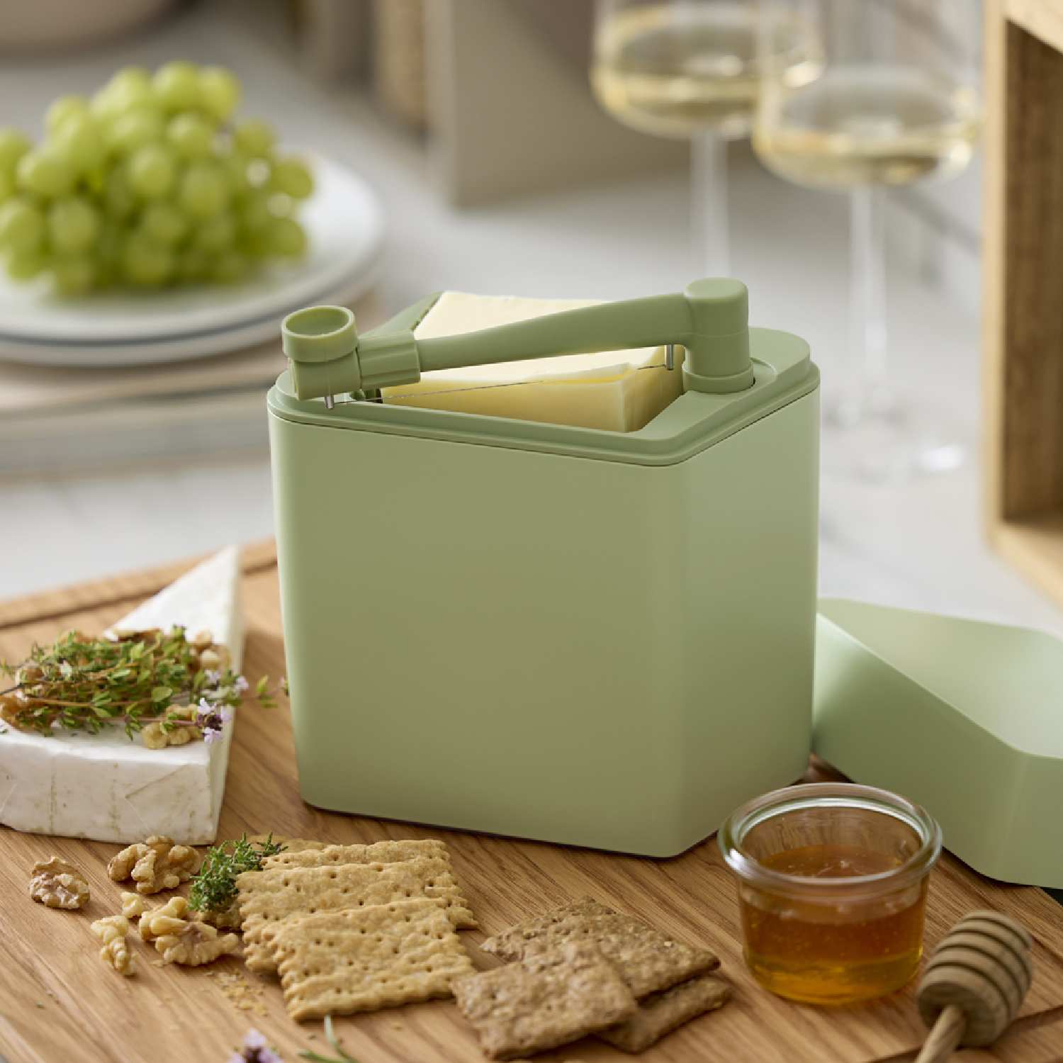 dezute suriui rosti zalia interjere Sūrio dėžutė su pjaustykle Rosti žalia, interjere