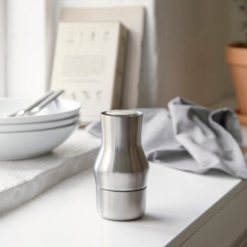 Prieskonių malūnėlis Gense Dorotea, matinio plieno interjere