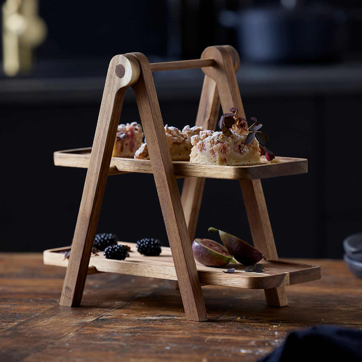 Dviejų aukštų medinis serviravimo padėklas Holm Dviejų aukštų medinis serviravimo padėklas Holm, interjere