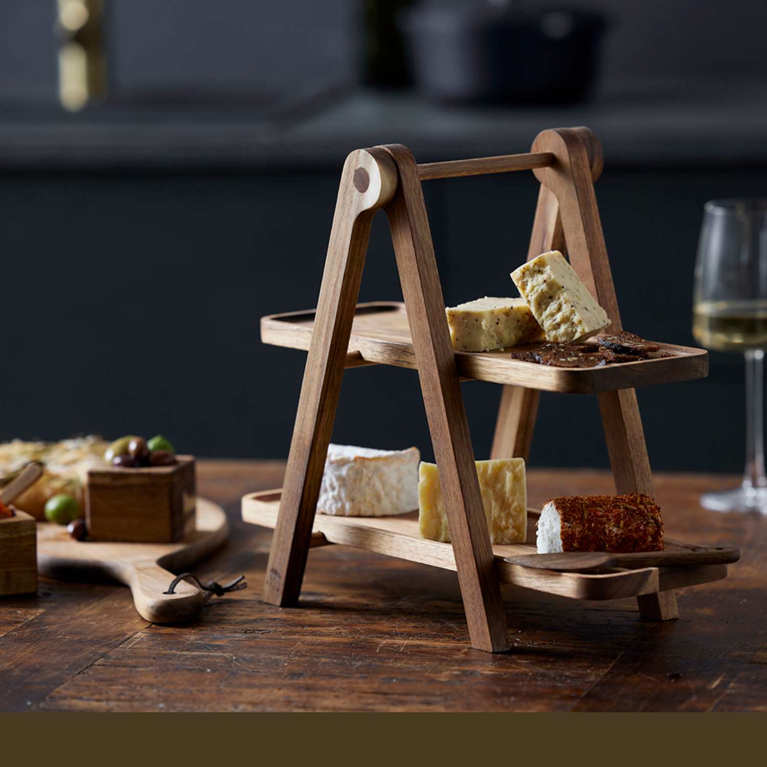 Dviejų aukštų medinis serviravimo padėklas Holm Dviejų aukštų medinis serviravimo padėklas Holm, interjere2