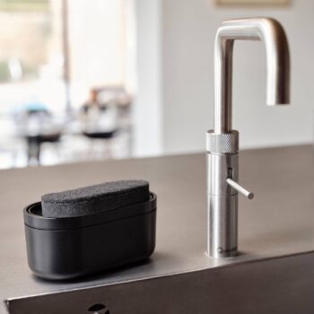 Indų plovimo skysčio dozatorius su kempinėle Singles, interjere